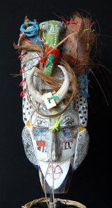 'Homme taureau chaman'. H = 40 Bois, fibre, terre, liens.