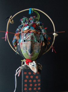 'La diseuse'. H = 45. Papier, bois, terre, joncs.