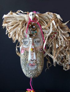 La précieuse. H = 45. Bois, fibres, terre, liens