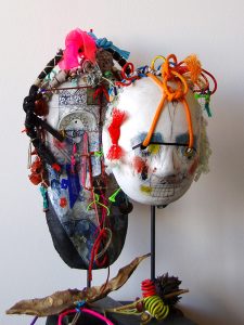 Le clown. H = 40. Papier, terre, liens