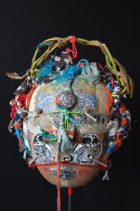 Masque de fête. H = 40. Papier, terre, liens, fil de cuivre. Colection particulière
