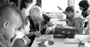 Accompagner au plus près. Atelier chaussez les sabots de l'artiste.