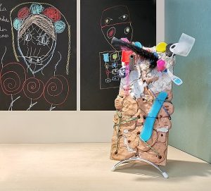 Atelier masque. Transmettre un savoir faire qui échappe à l'Artiste. Repris de main de maître par l'enfant. Exposition à l'EMEA de Muret.