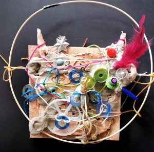 Fête foraine mondiale, nous dit l'auteur. Liens, terre, plume, objets de recyclage.