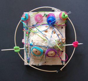 Masque d'argile sur planche trouées. de l'éloge de l'informe, trois étoiles.