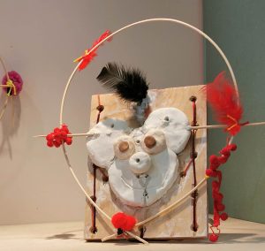 Masque. Vitrine de l'EMEA,dans le cadre d'une restitution-exposition.